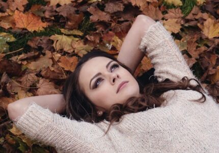 beautiful_girl_in_the_park_lying_on_the_leaves_autumn_portrait_romantic_park_feeling_in_love-1198265.jpg!d