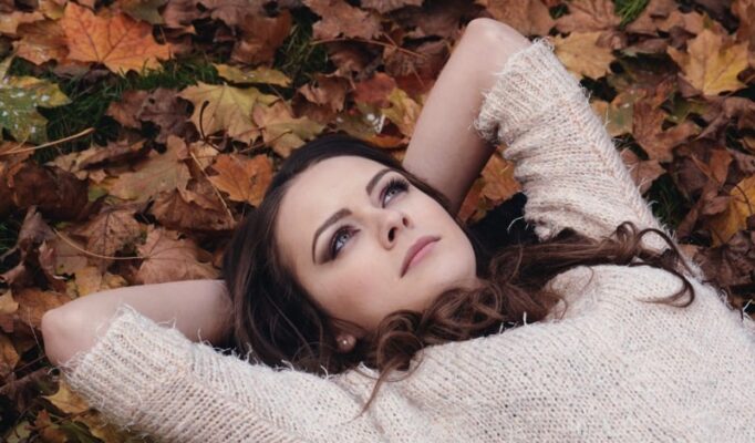 beautiful_girl_in_the_park_lying_on_the_leaves_autumn_portrait_romantic_park_feeling_in_love-1198265.jpg!d